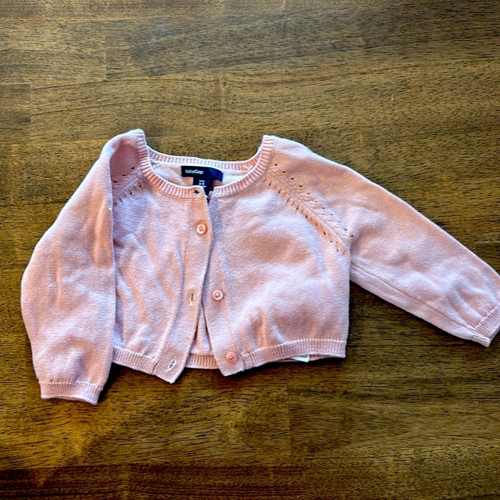 Baby gap baby girls sweater size 3-6 months, 3 button detail